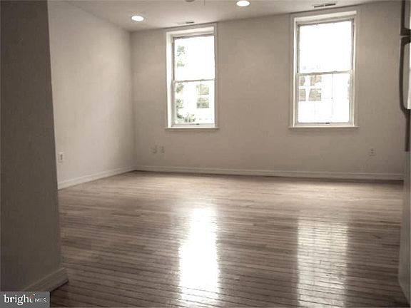 3rd image of 524 S 4th St Floor 3