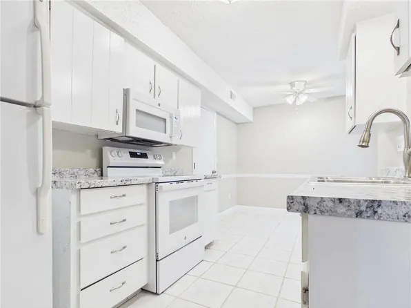 8839 Carriage Dr, Lenexa, KS 66215