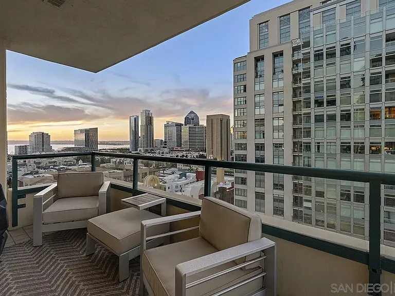 555 Front 1501 #1501 — Photo 58