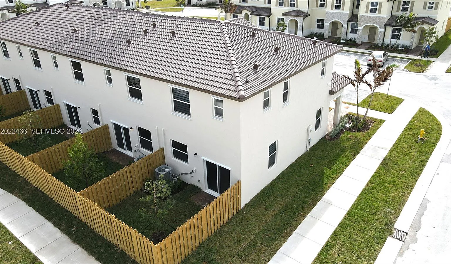 3 bed, 3.0 bath, 1328 sqft, $2,500 — Photo 2