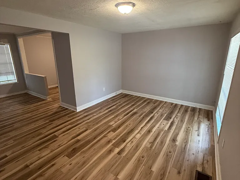 902 Lindsey Dr — Photo 3