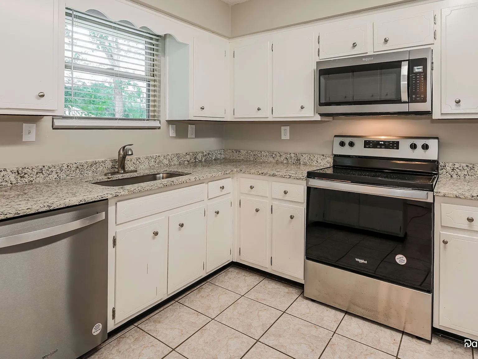 4 bed, 2.0 bath, 1883 sqft, $2,200 — Photo 3