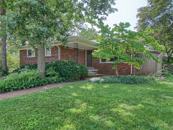 2805 S Trenton Dr, Trenton, MI 48183