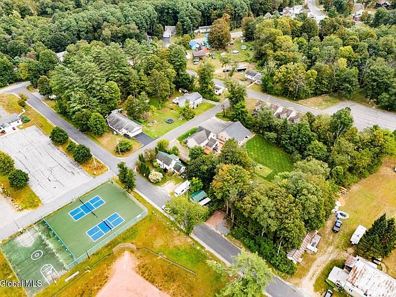 5th image of 10 Maple Street