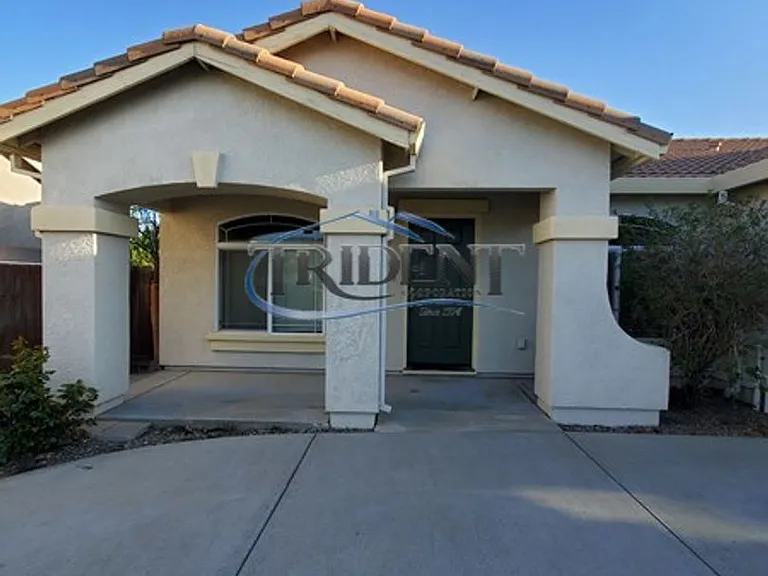 1221 Plumas Links St — Photo 3