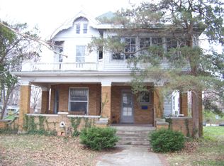 420 N Sycamore St, Flora, IL 62839