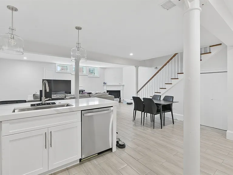 467 E 8th St #1A — Photo 7