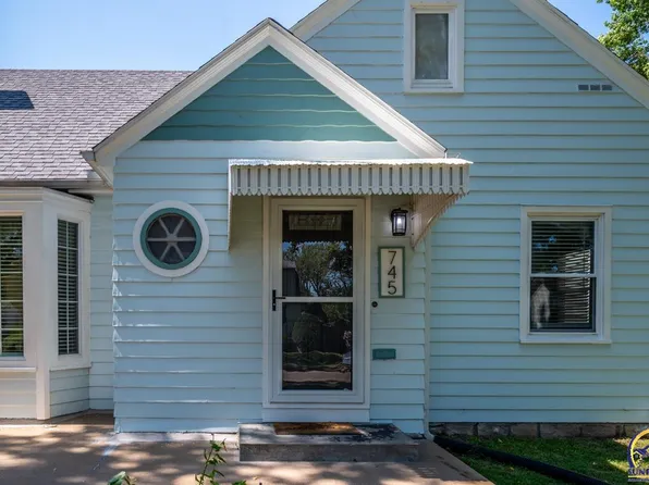 745 SW Grandview Ave, Topeka, KS 66606