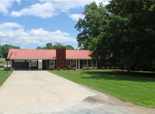 135 Starfire Dr, Lexington, NC 27295