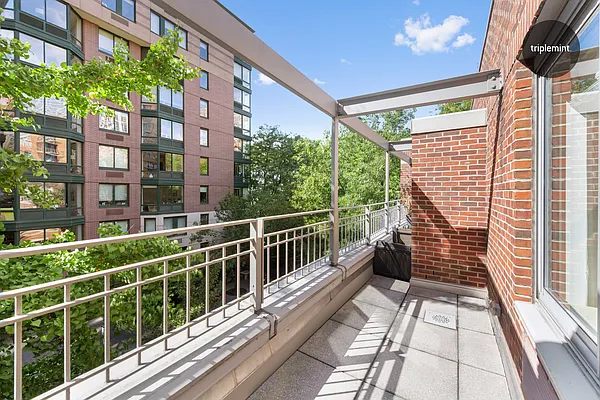 Sold by Triplemint | media 4