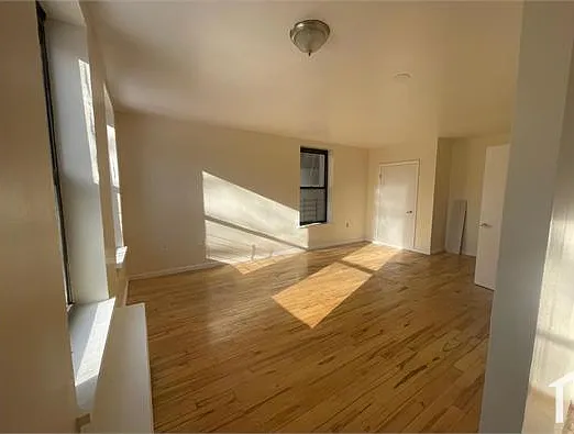 Studio, 430 sqft, $2,572 — Photo 3