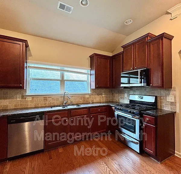 421 Parkstone Dr — Photo 4