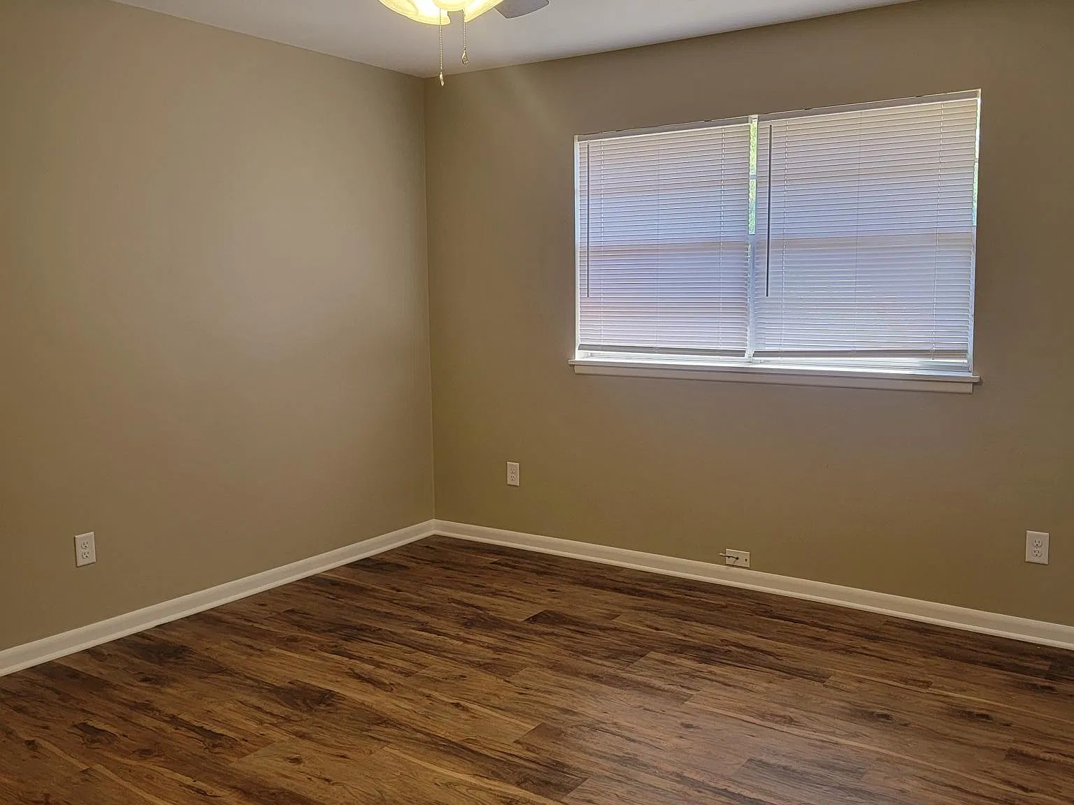 405 S Mary Etta St — Photo 4