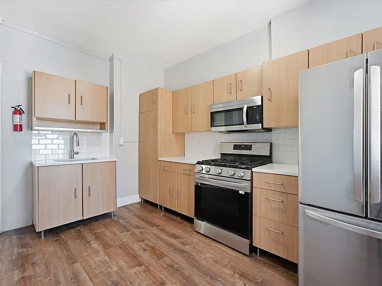 61 65th St #8 — Photo 9