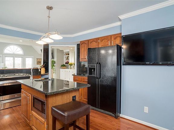 5th image of 17 Hampton Hill Dr