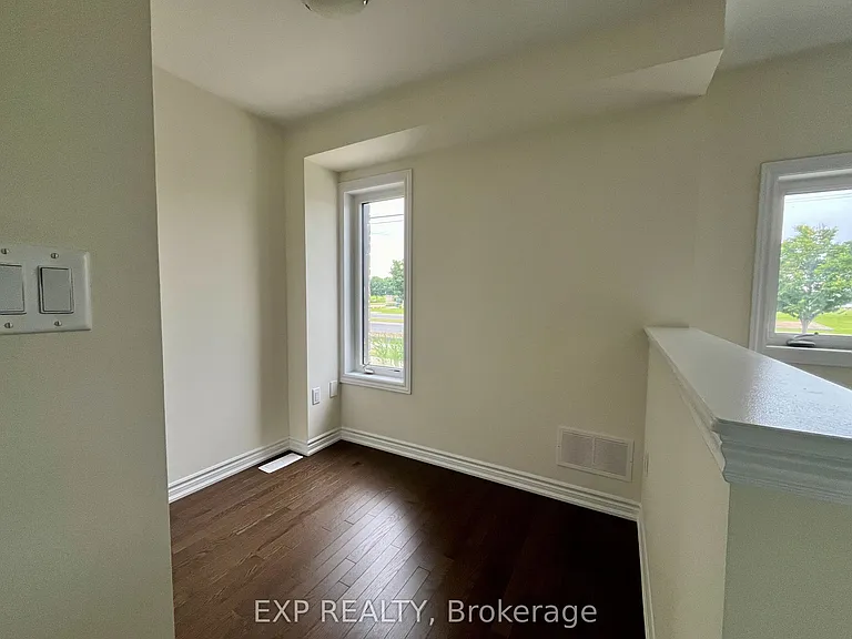 116 Blick Cres — Photo 2