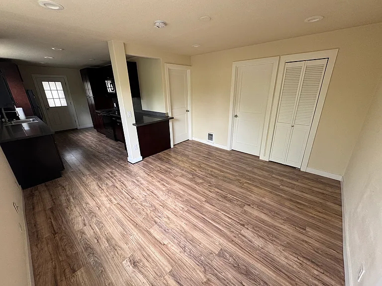290 SE Bush St #C — Photo 5