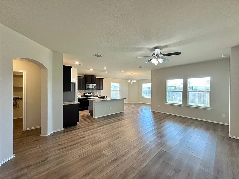 300 Danielle Dr — Photo 3