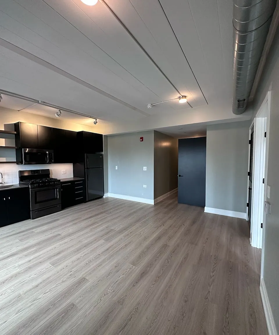 933 W Belmont Ave — Photo 4