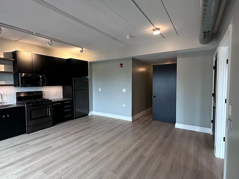 933 W Belmont Ave #505 — Photo 4