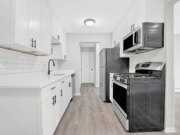 4th image of 131 W 63rd St #E107