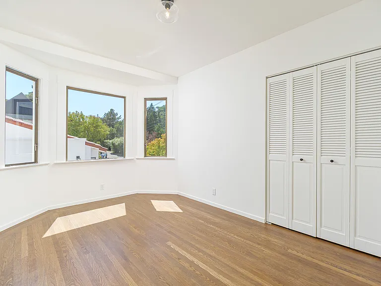 Middle bedroom
