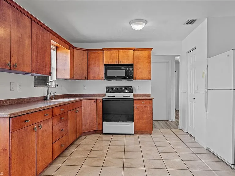 612 Santa Barbara Blvd — Photo 5
