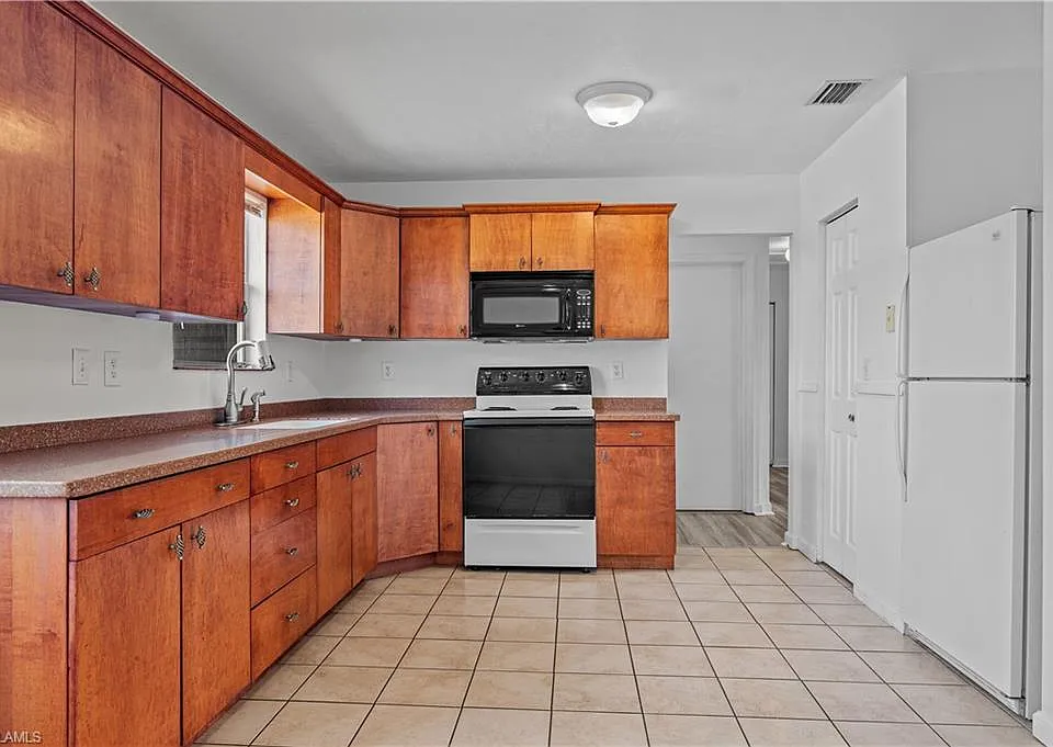 612 Santa Barbara Blvd