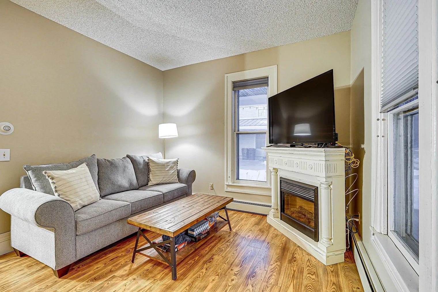 2 bed, 2.0 bath, 1345 sqft, $2,967 — Photo 2
