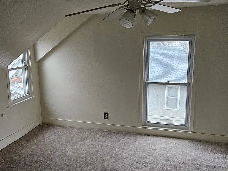 107 N Chestnut St — Photo 3