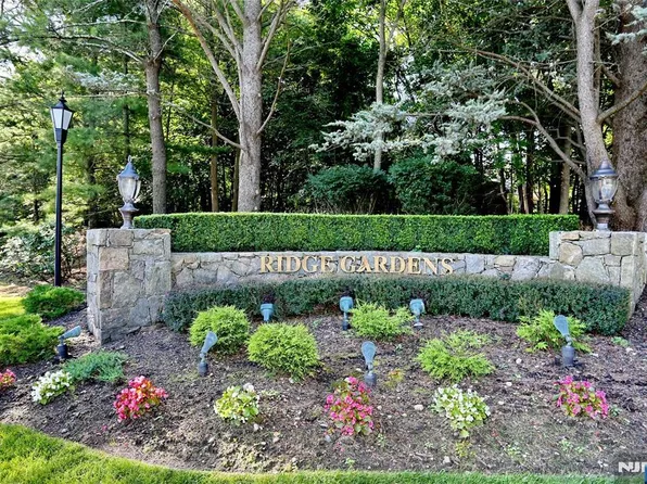 2009 Hawthorne Ln, Mahwah, NJ 07430