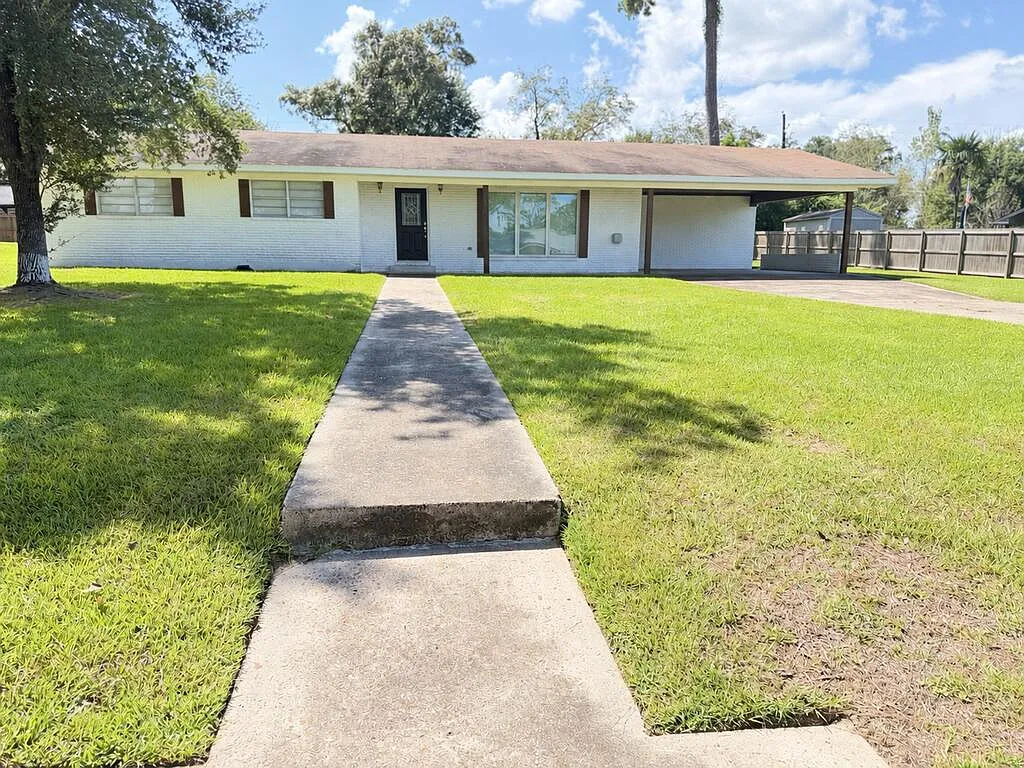 3 bed, 2.0 bath, 1840 sqft, $1,700 — Photo 2