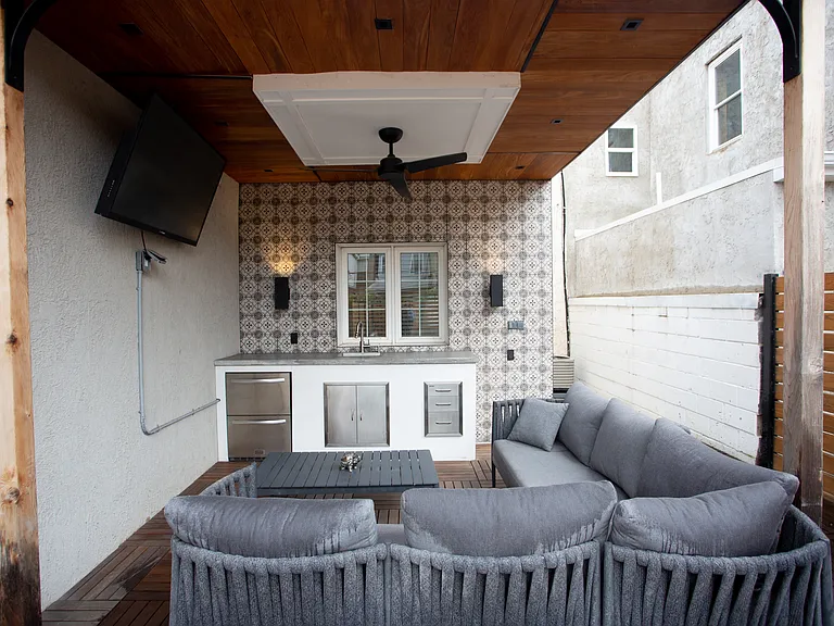 2404 E Cumberland St — Photo 37