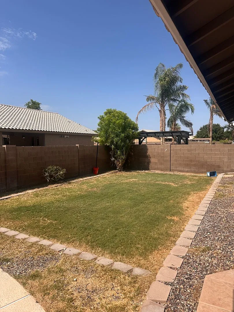 4 beds, 3 car garage and pool — Photo 4