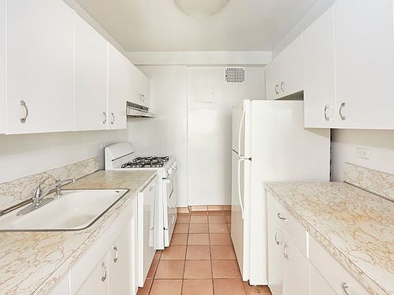 4th image of 415 E 52nd St APT 3CC