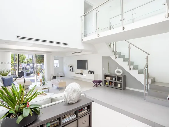 330 Poinciana Dr #1002, North Miami Beach, FL 33160