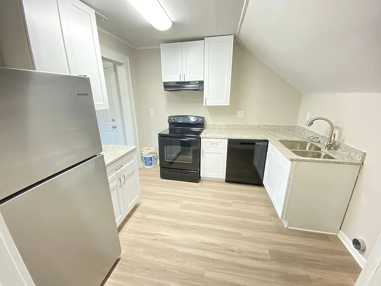 215 W Rice St — Photo 4
