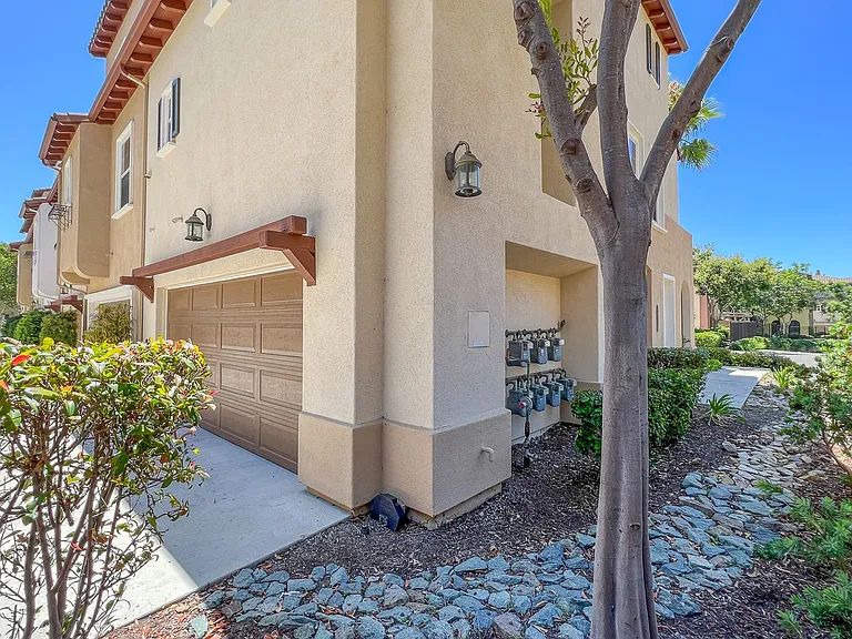 2110 Silverado St — Photo 34