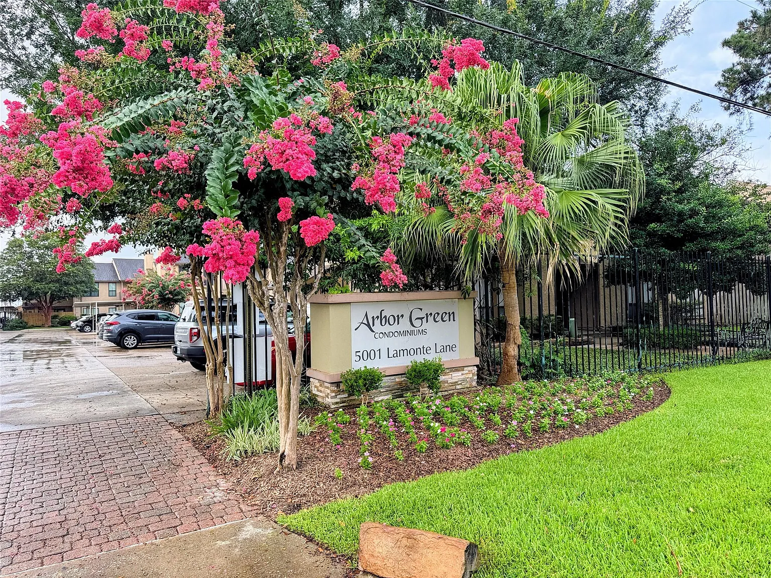 2 bed, 1.0 bath, 909 sqft, $1,350 — Photo 2