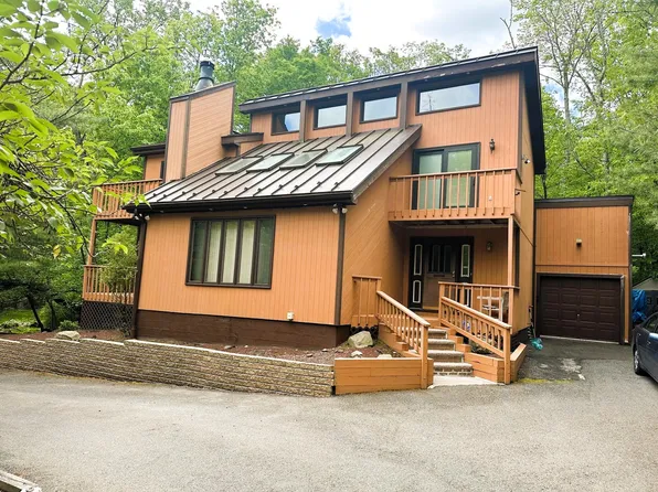 326 Somerset Dr, East Stroudsburg, PA 18301