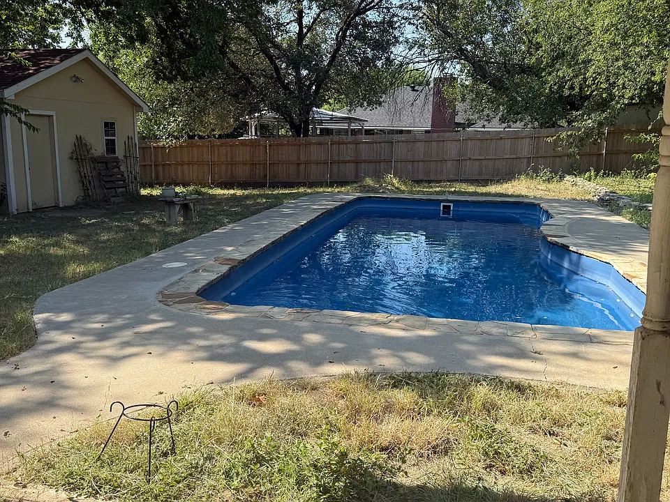 204 W Cherokee Dr