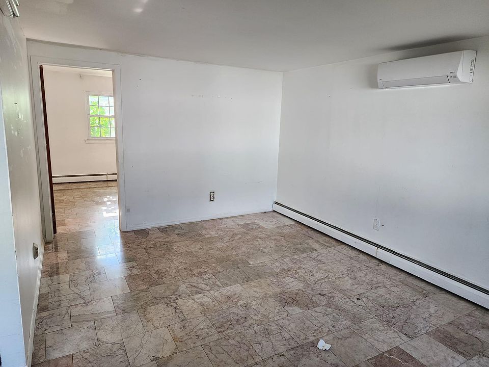 1st image of 895 E Meadow Ave