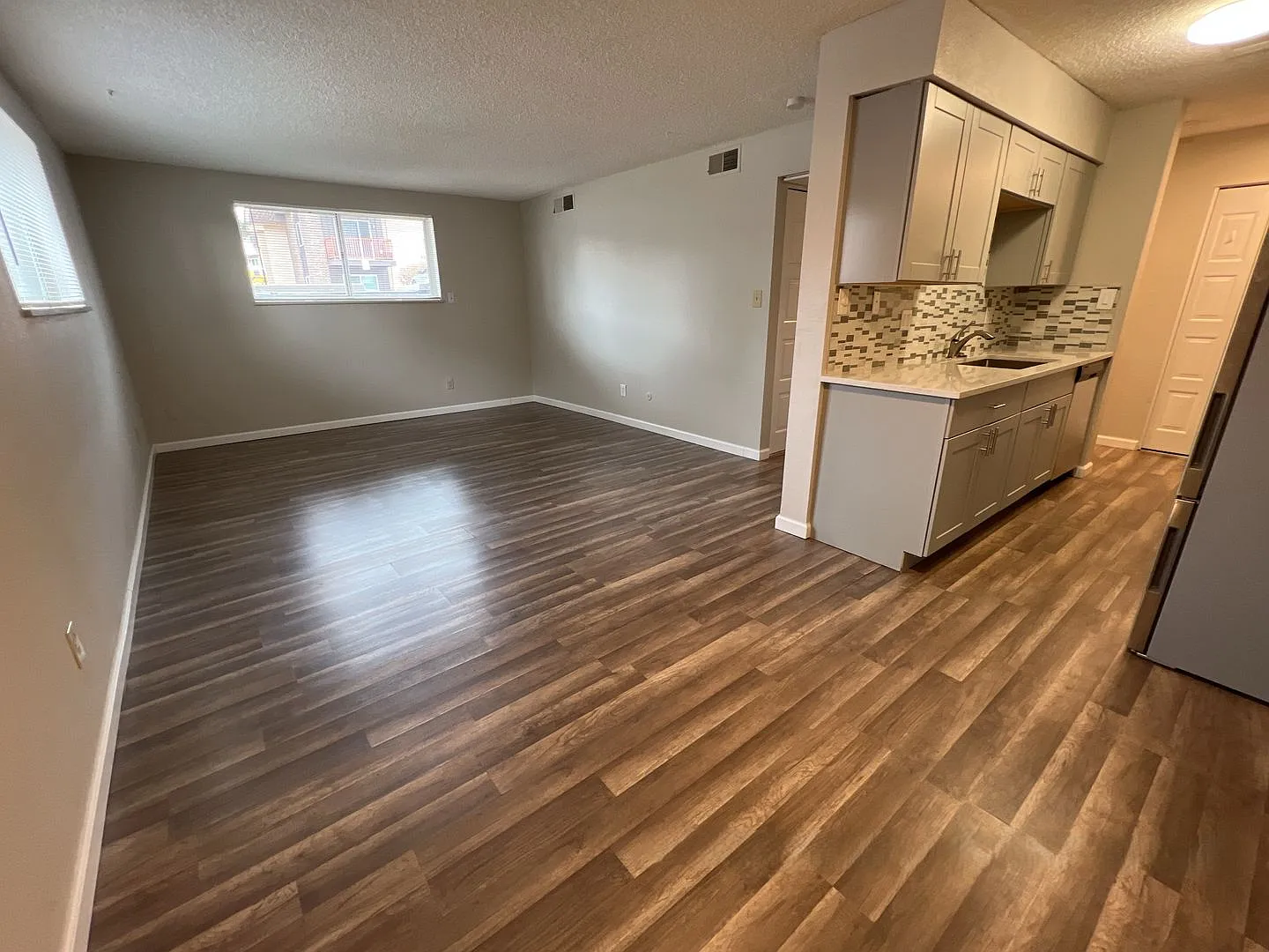 Updated 2 bedroom 1 bath Garden Level Apartment Near DTC — Photo 3