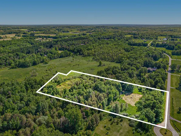 4225 Nelson Scott Dr, Holly, MI 48442