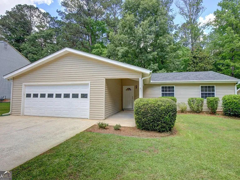 109 Boxwood Ct — Photo 2