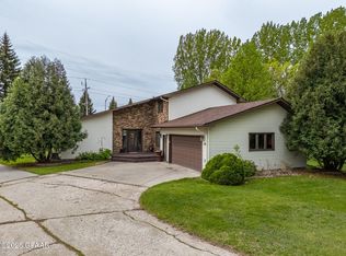 1618 Earl Cir, Grand Forks, ND 58201
