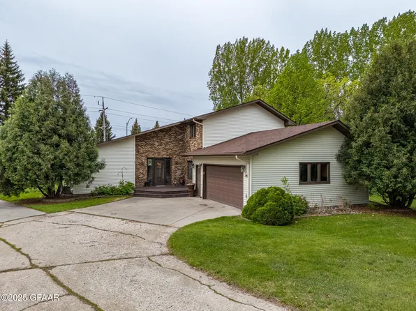 1618 Earl Cir, Grand Forks, ND 58201