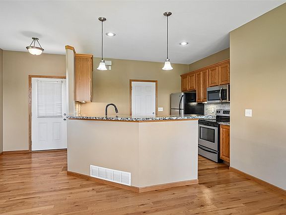 5th image of 3824 Lakeview Dr SW