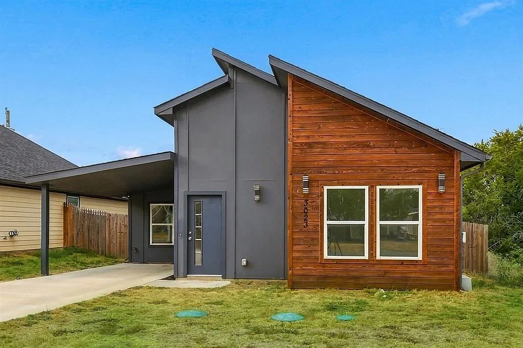 3 bed, 2.0 bath, 1297 sqft, $2,000 — Photo 1