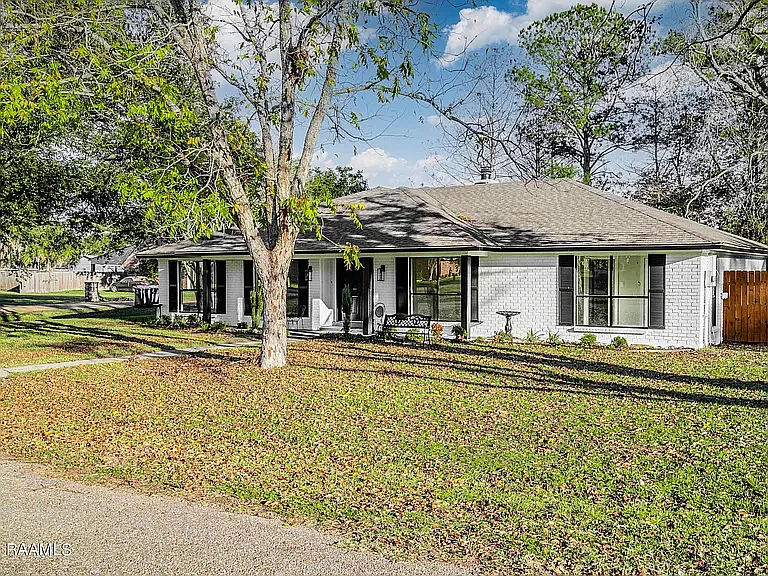 101 Van Dyke Ct — Photo 37